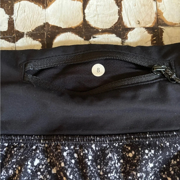 Lululemon Speed Short Daisy Dust Alpine White Black W7AFSS 8 - Picture 2 of 3